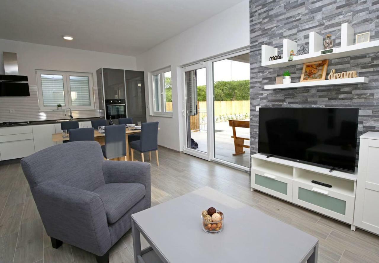 Modern Guest House Rak With Beautiful Pool Шибеник Экстерьер фото