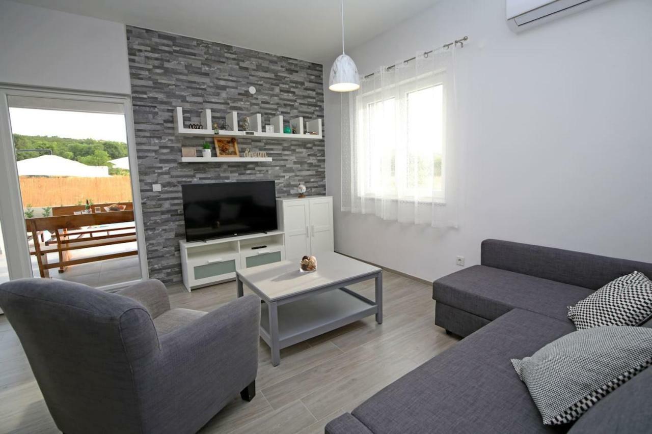 Modern Guest House Rak With Beautiful Pool Шибеник Экстерьер фото